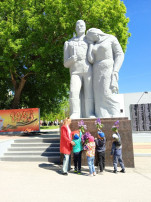 Возложение цветов к памятнику Возложение цветов к памятнику.